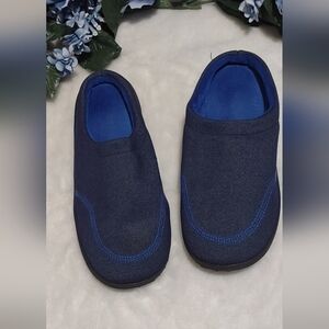 Isotoner slipper shoes for men size 9.5